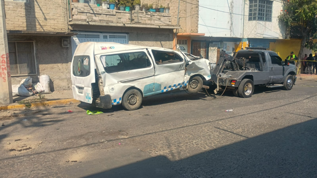 Confirman dos muertos tras volcadura de transporte público en La Paz