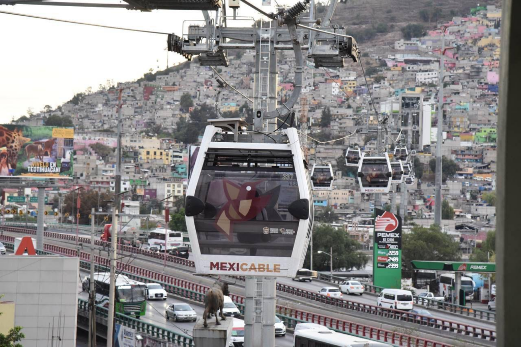 Estudiante mexiquense aprovecha el descuento para viajar en el Mexicable; ahórrate tres pesos