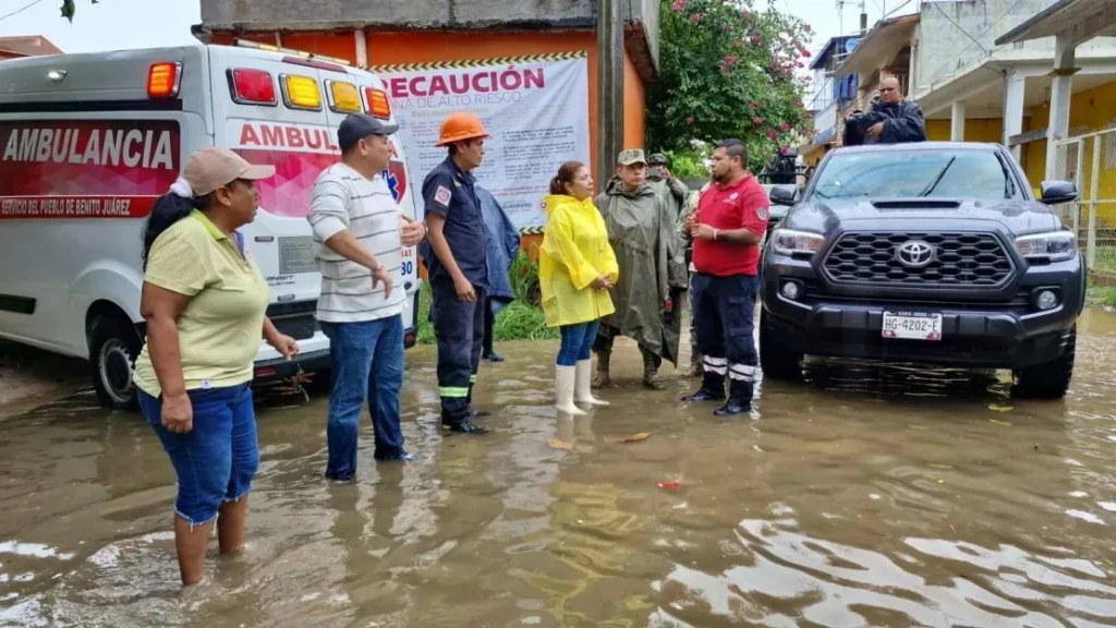 El huracán John, recupera fuerza en el Pacífico cerca de México