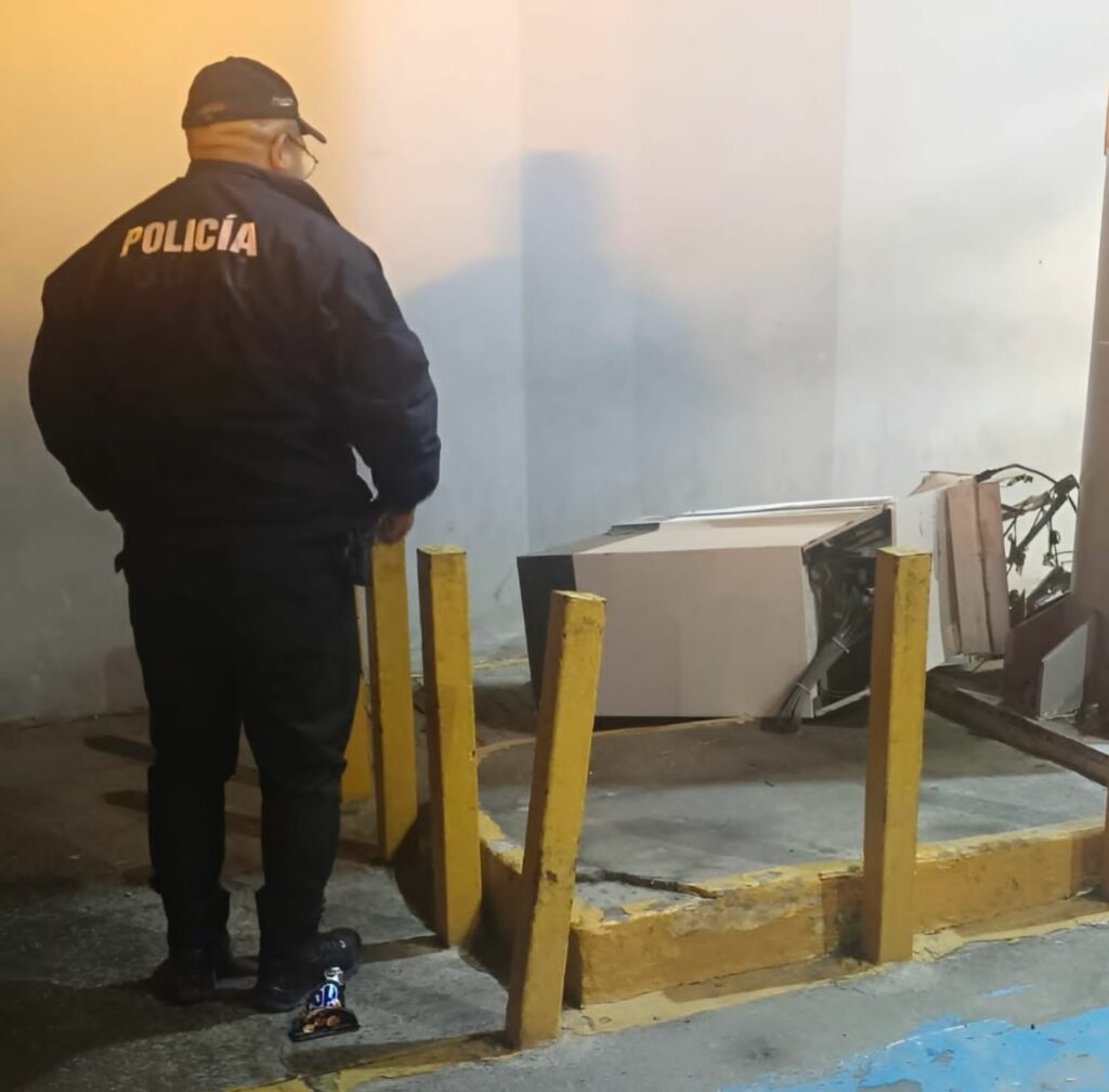 Policía de Toluca impide robo a cajero en San Pablo Autopan
