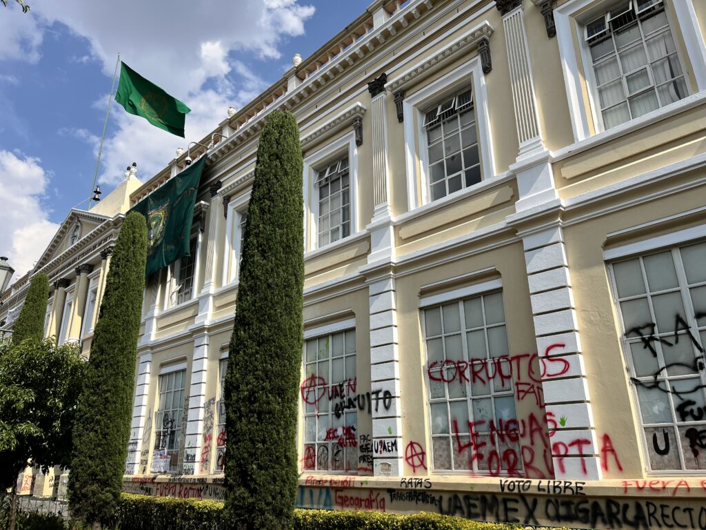 Tensión en la UAEMéx: se registra incidente en Rectoría; grupo de choque intenta desalojar a estudiantes