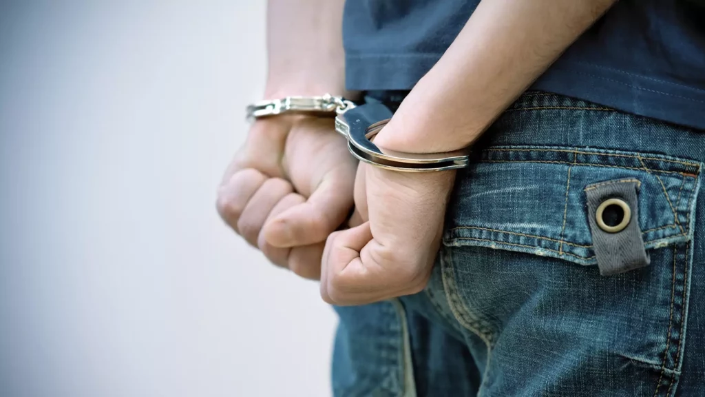 Vinculan a proceso a adolescente investigado por feminicidio de su madre