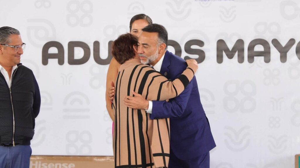 Fernando Flores celebra el Día del Abuelo con el lanzamiento de la “Tarjeta la Edad de Oro” en Metepec