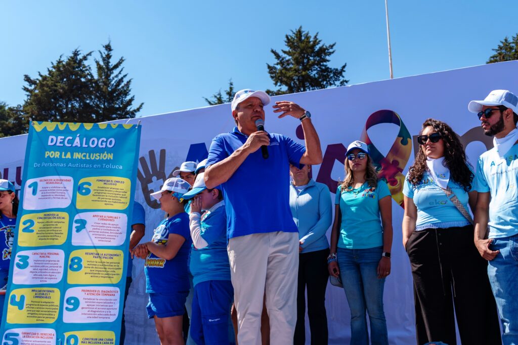 Se une Ricardo Moreno a la caminata por el autismo, Con el Corazón Azul