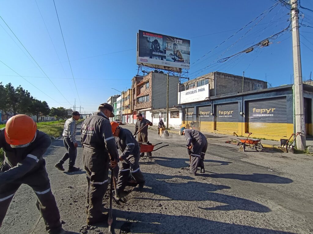Avanza bacheo en calles de Toluca