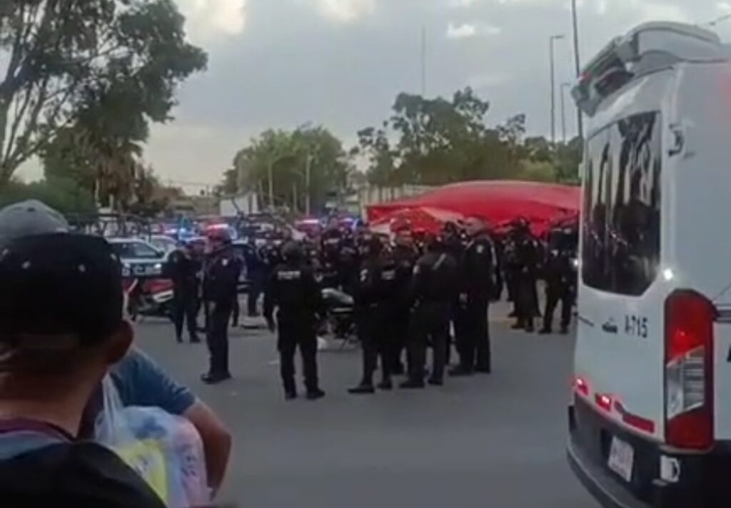 Choque entre camión de basura y microbús desata batalla campal en Ecatepec