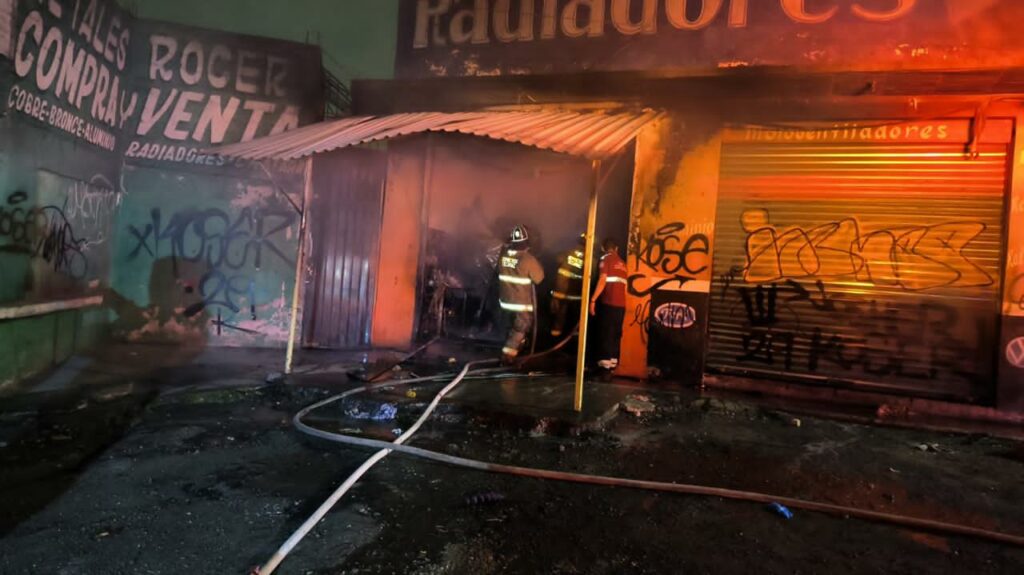Protección Civil Tecámac controla incendio en local comercio en la colonia Esmeralda