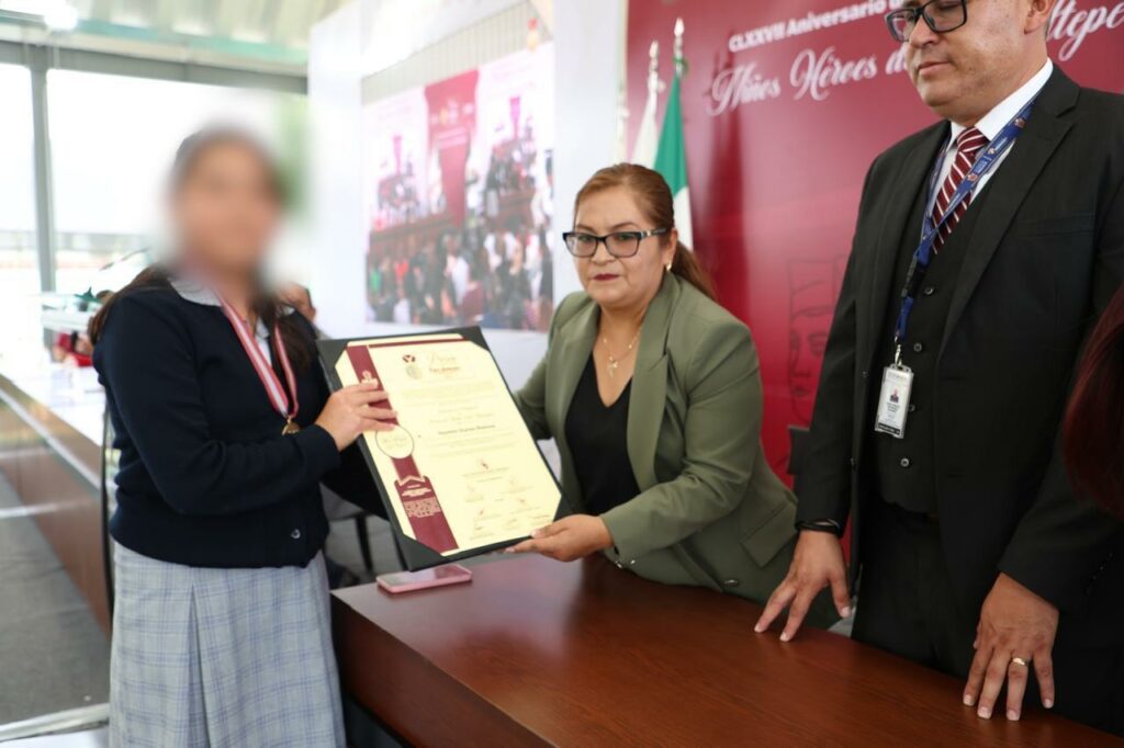 Tecámac: Entregan la Presea al Mérito Excelencia Académica a estudiantes destacados