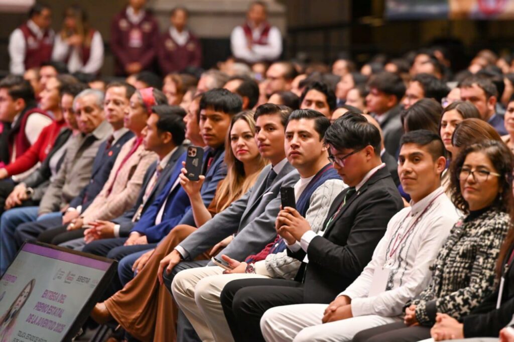 Participan congresistas en entrega del Premio Estatal de la Juventud