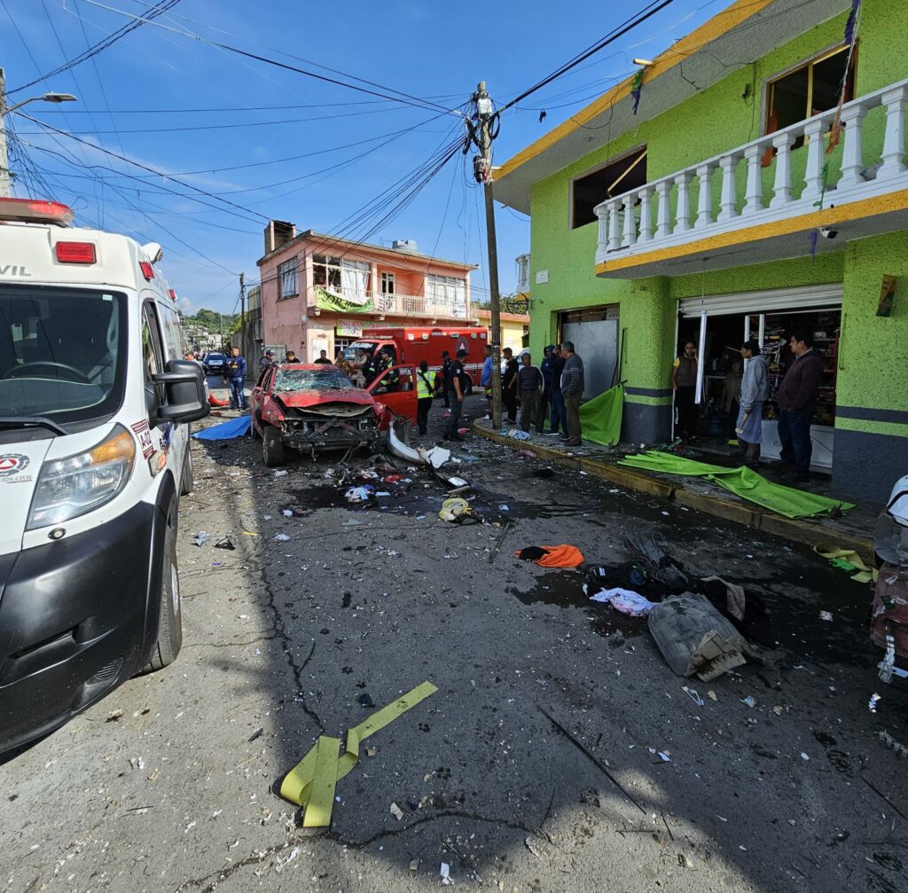Un muerto y 16 heridos tras explotar una camioneta cargada con pirotecnia en Edoméx