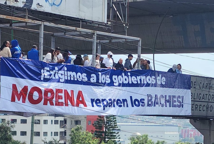 PAN cuelga mantas en Paseo Tollocan para exigir reparación de baches en Toluca