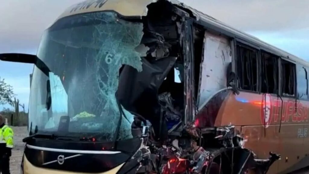 Choque entre un autobús y un tractocamión en Sonora deja cinco muertos y 25 heridos