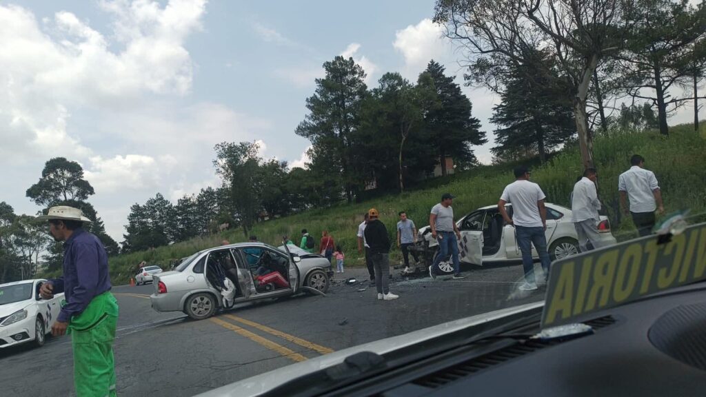 Accidente frontal en la carretera Toluca-Zitácuaro deja ocho lesionados