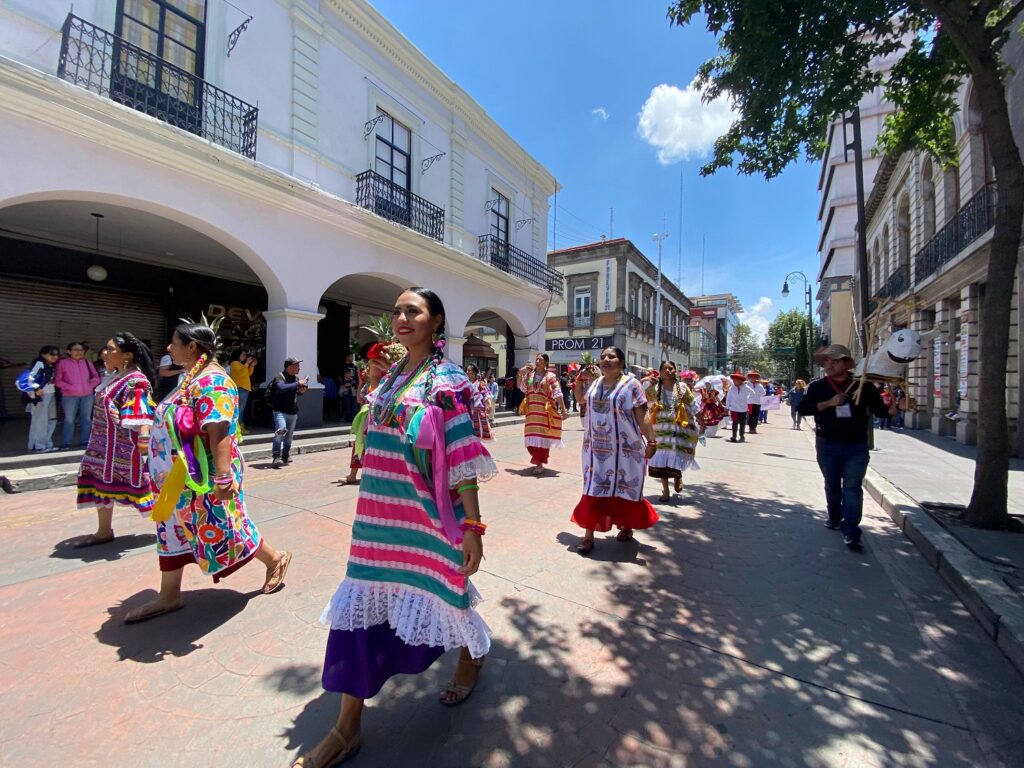 Bailan grupos de danza por calles de Toluca y Texcoco como inicio de “Danzatlán 2024”