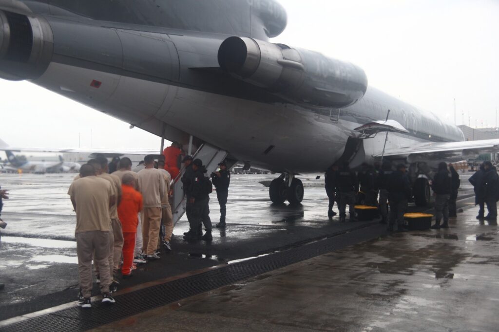 Trasladan a 318 reos del Estado de México a penales federales