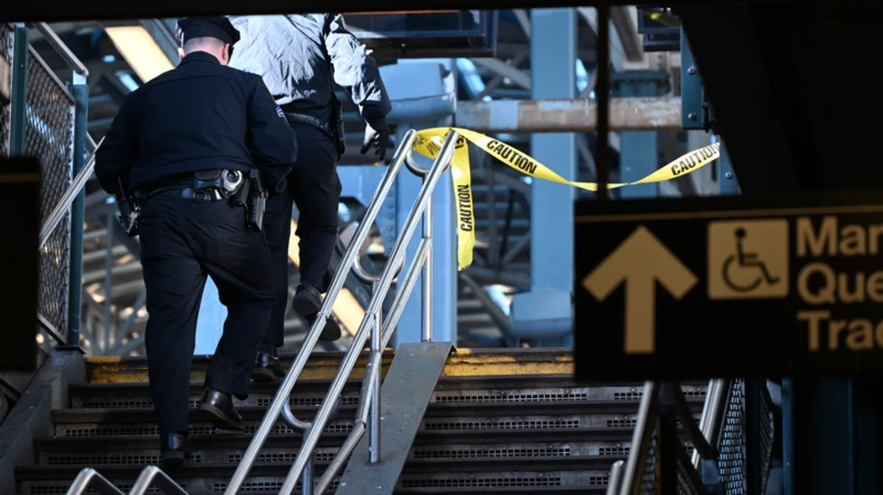 Arrestan a un hombre por prender fuego y matar a una mujer en el metro de Nueva York