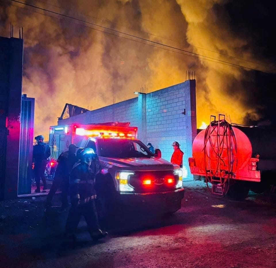 Se incendia bodega de madera en Toluca