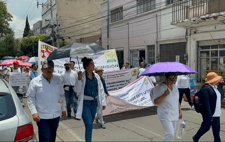 Exigen trabajadores del ISEM suministro de medicamentos y bases