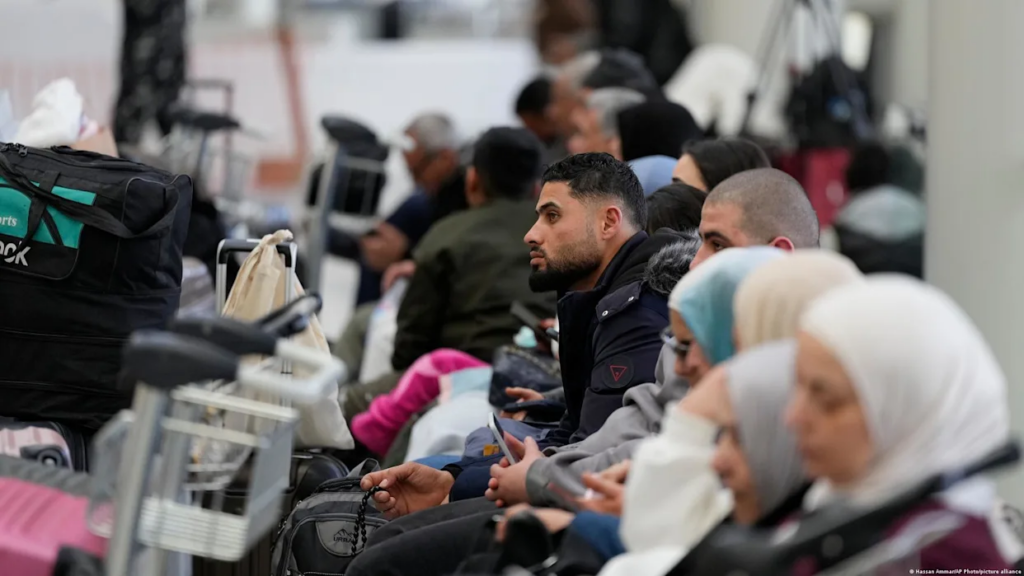 Miles de viajeros varados en los aeropuertos de Medio Oriente
