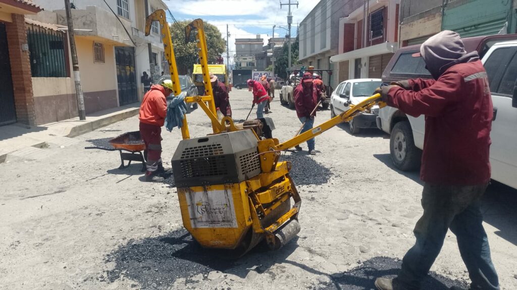 Atiende el gobierno de Toluca solicitudes emergentes de bacheo y taponamientos de alcantarillado*
