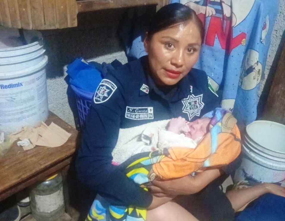 Policías de Ecatepec auxilian a mujer en labor de parto en su domicilio