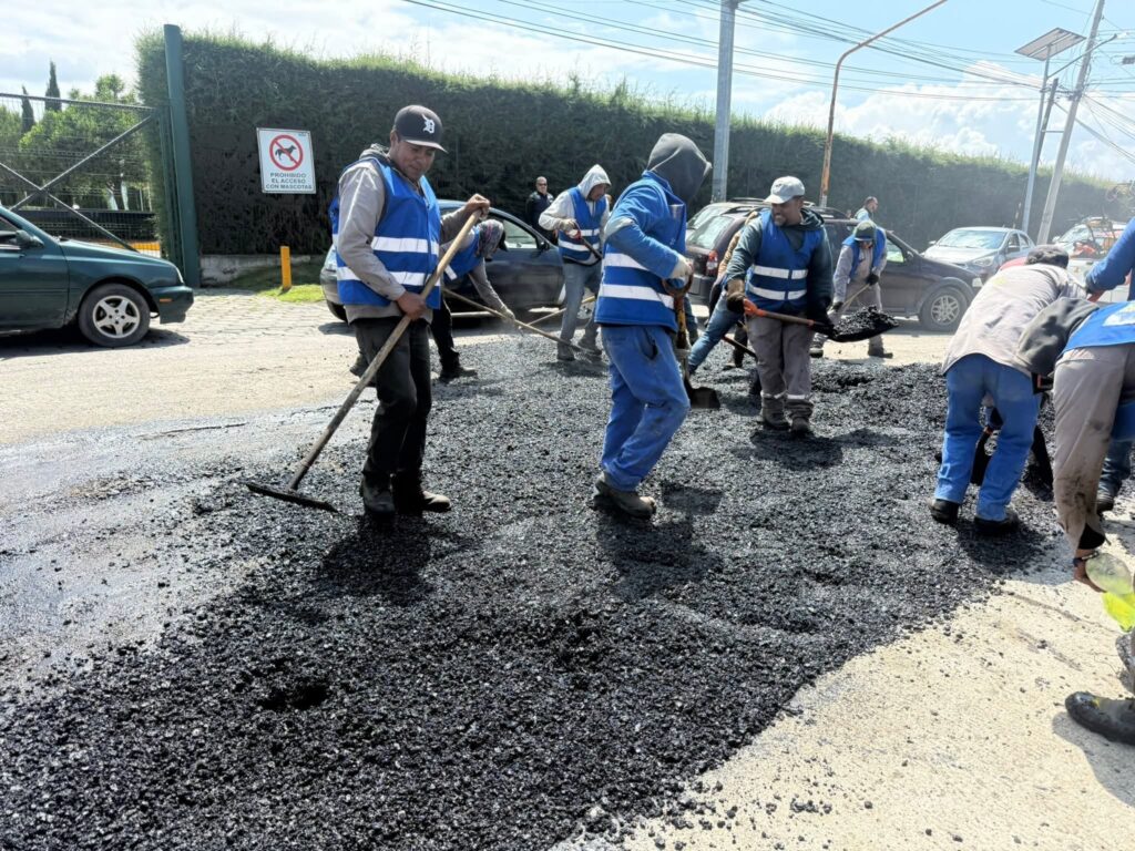 Metepec intensifica labores de bacheo en diversas comunidades