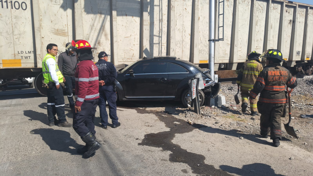 Protección Civil atiende a lesionado por choque de automóvil con el ferrocarril en Ecatepec