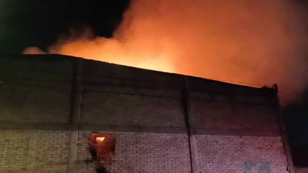 Atienden bomberos de Ecatepec incendio en bodega de tetrapak