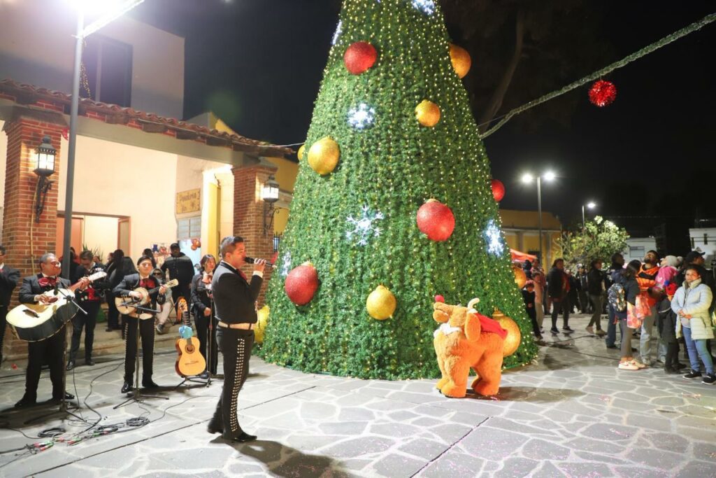 Enciende alcaldesa de Tecámac luces de mega árboles de navidad