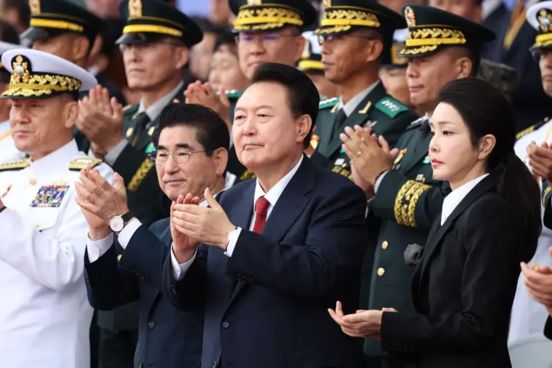 Yoon Suk-yeol, el presidente suspendido y arrestado que llevó a Corea del Sur a su mayor crisis