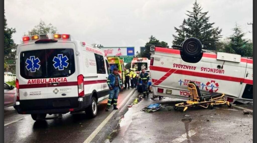 Vuelca ambulancia sobre Paseo Tollocan en Toluca; hay dos heridos