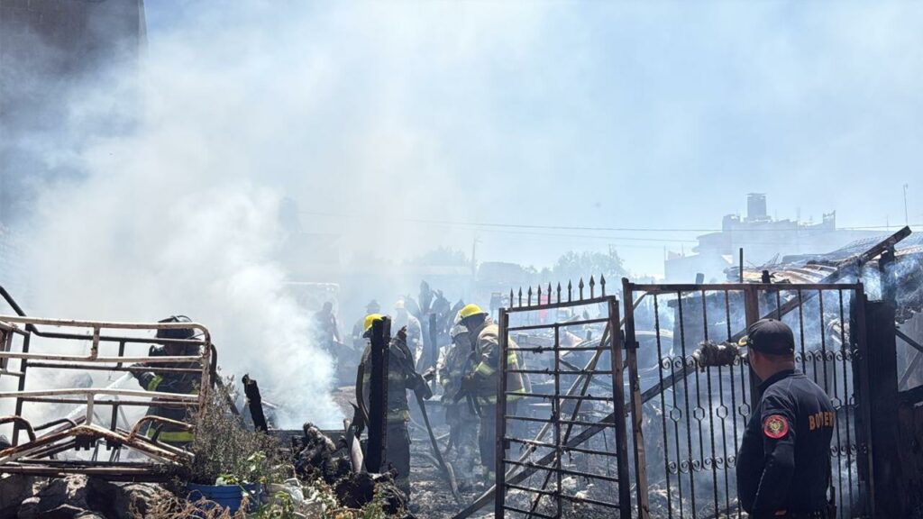 Incendio consume vivienda en Ozumbilla; familia recibe apoyo inmediato del gobierno de Tecámac
