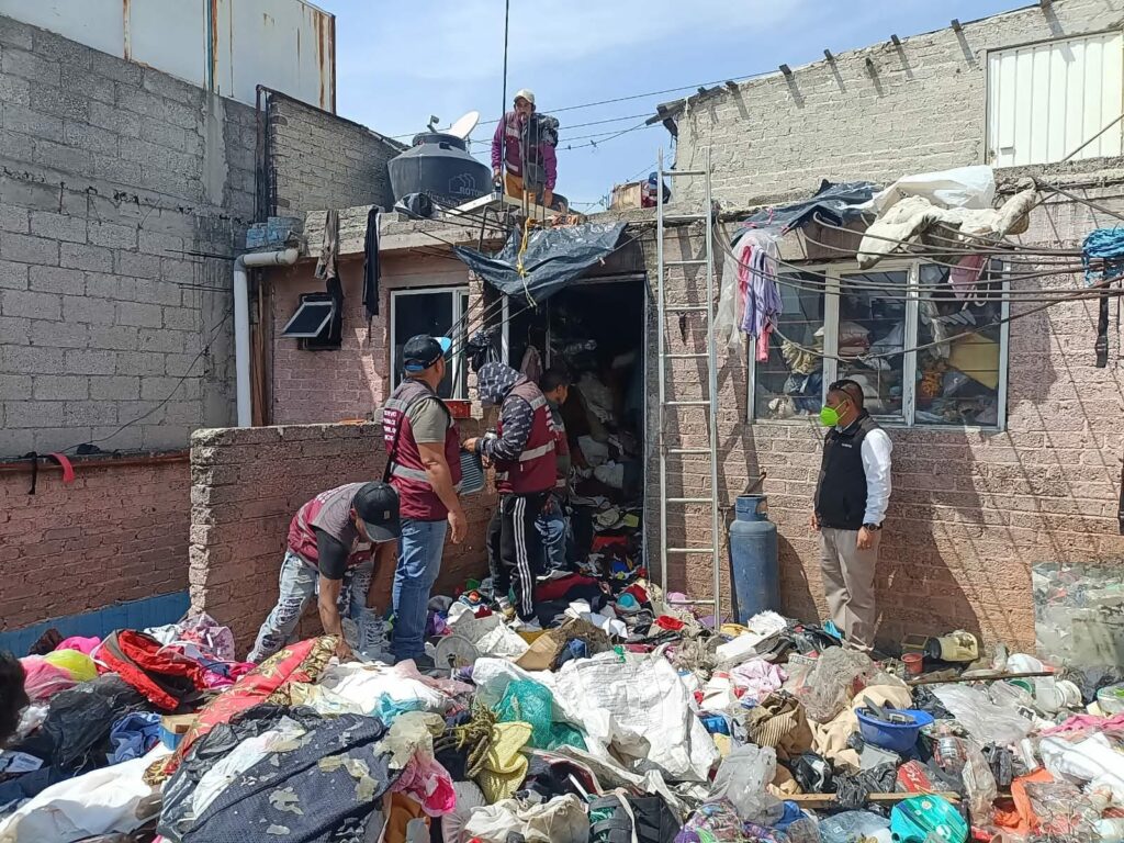 Adulta mayor vivía con niño invidente entre toneladas de basura