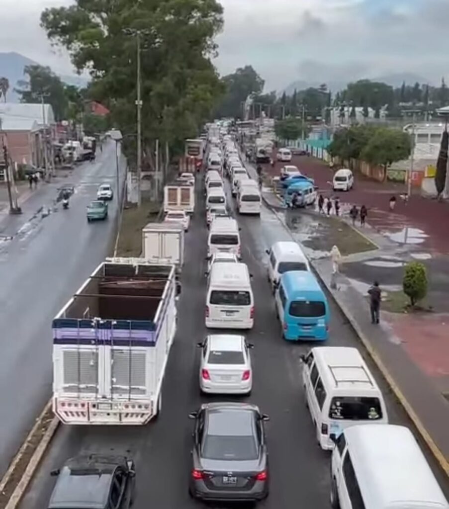 Caos vial y accidentes en la autopista México-Puebla por obras del trolebús Chalco-Santa Martha