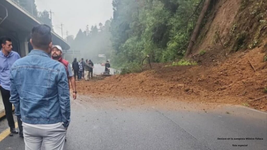 Desgajamiento de cerro paraliza la autopista México-Toluca