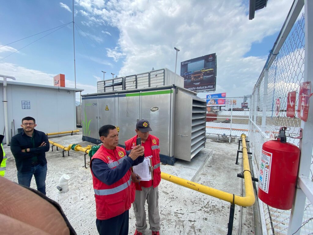 Bomberos de Toluca controlan fuga de gas en estación de gasolina
