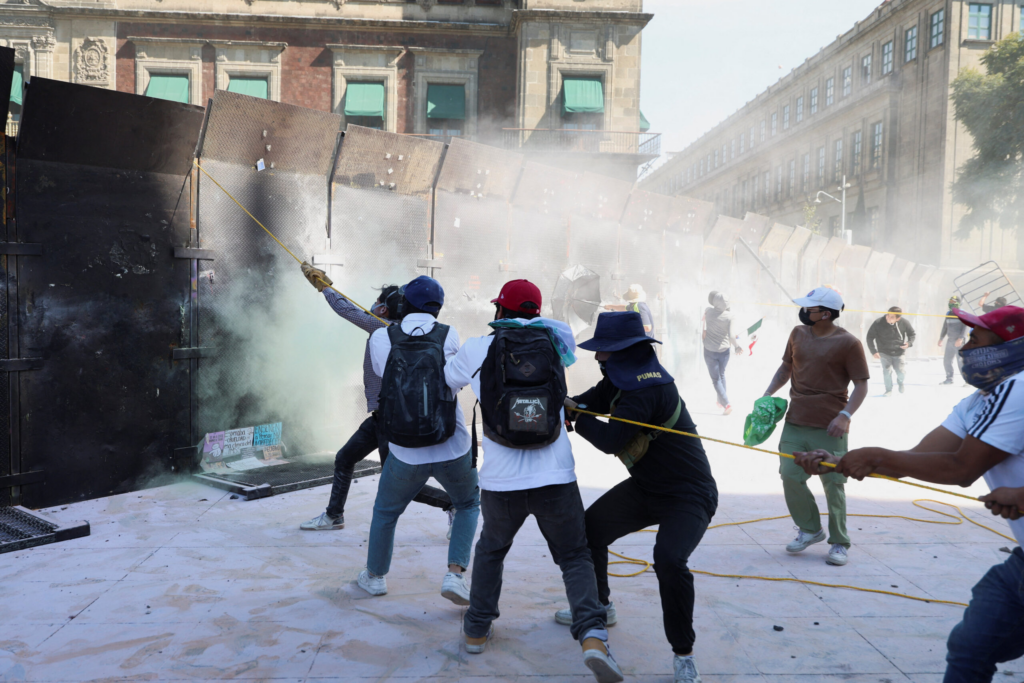 La FGJCDMX investiga agresiones a 84 policías y cuatro manifestantes en marcha Generación Z