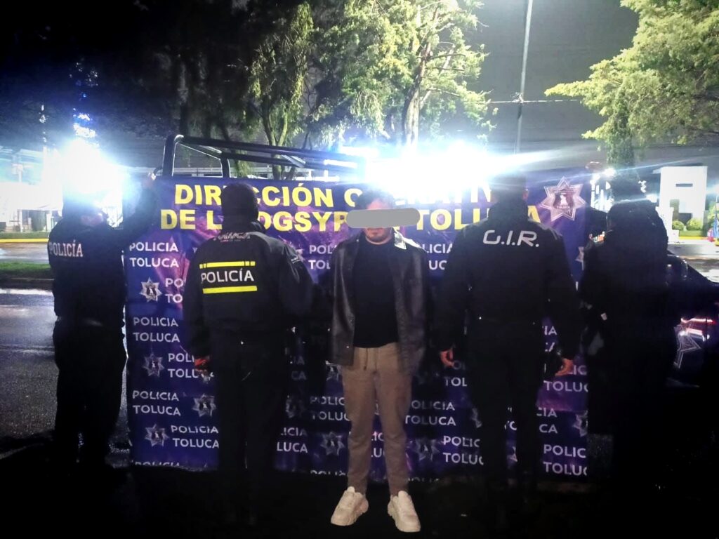 Sujeto en estado de ebriedad abre fuego contra pareja en Metepec, trata de huir y choca; policía lo detiene