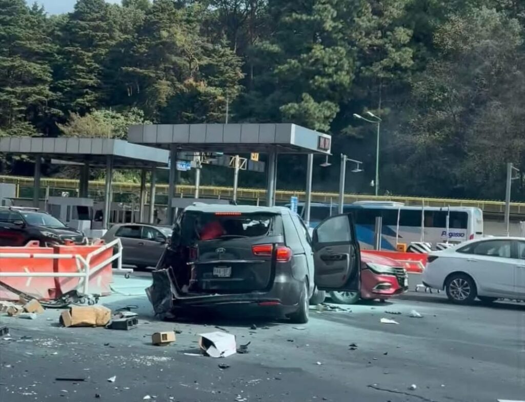 Tráiler embiste a varios autos en la caseta de cobro y deja caos vial en la México – Toluca