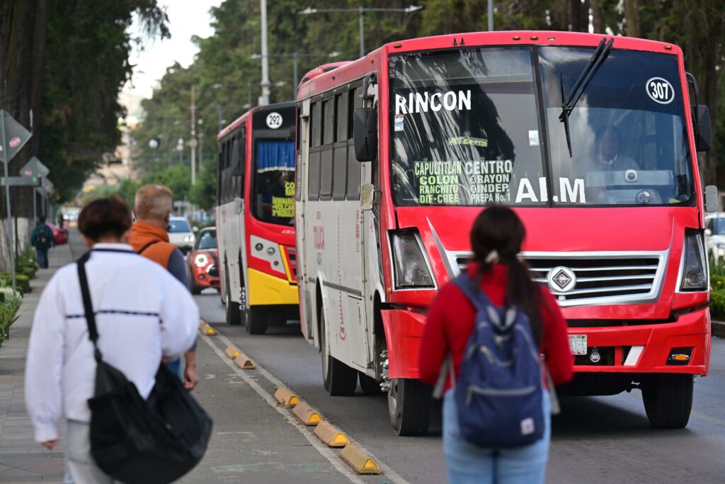 Nuevo reglamento de tránsito obliga a operadores de transporte público y de carga a circular en carriles asignados