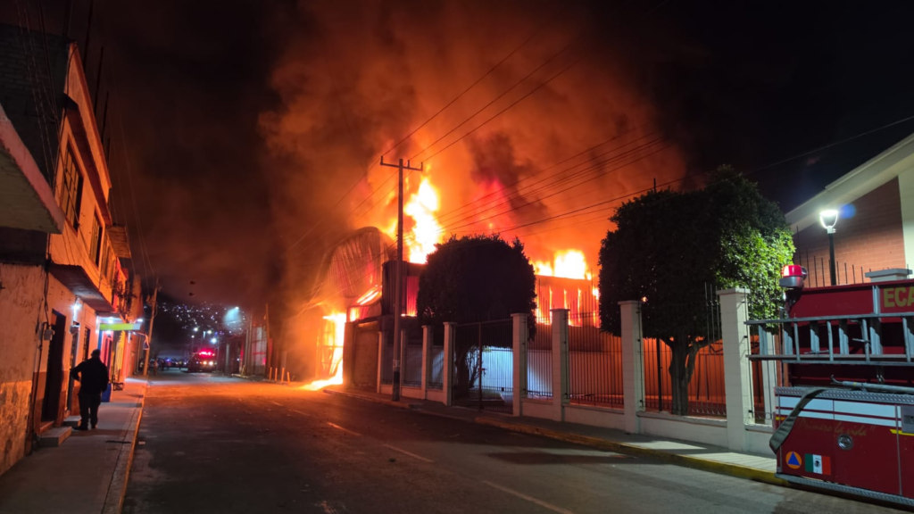 Fuego arrasa dos bodegas en Xalostoc