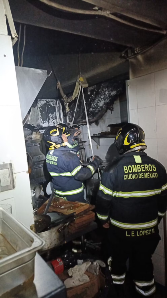 Incendio en restaurante de la Plaza Santa Fe en Cuajimalpa genera alarma