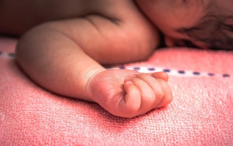Hallan a recién nacido abandonado en baño del TESE; fallece en hospital