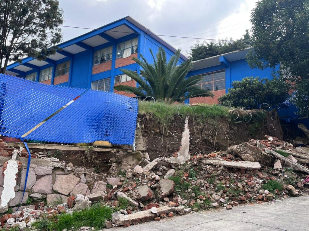 Atracan escuela primaria «Niño Artillero» en Atizapán tras colapso de barda perimetral