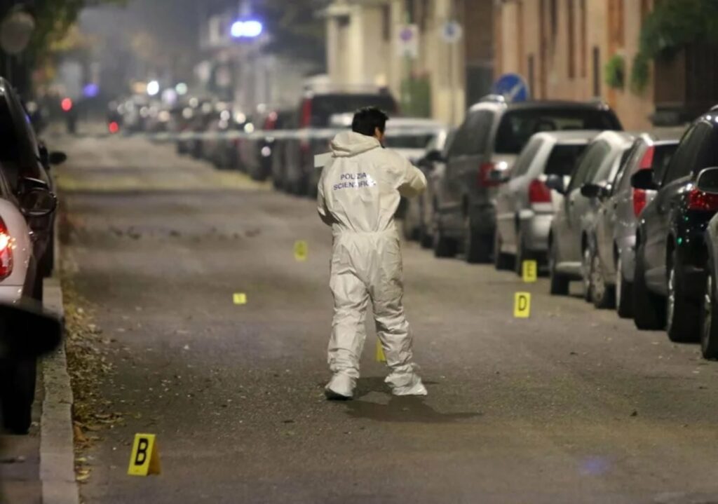 Intento de suicidio en Milán termina en tragedia: un hombre cae sobre una anciana y la mata