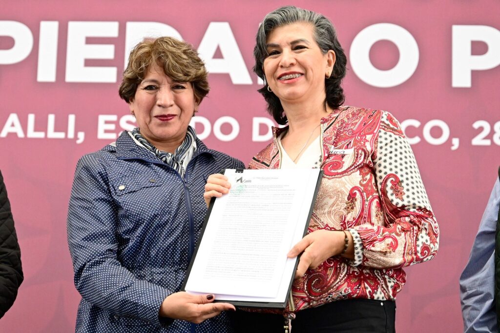 En nueve meses entrega Delfina Gómez 2 mil 700 títulos de propiedad en Edoméx