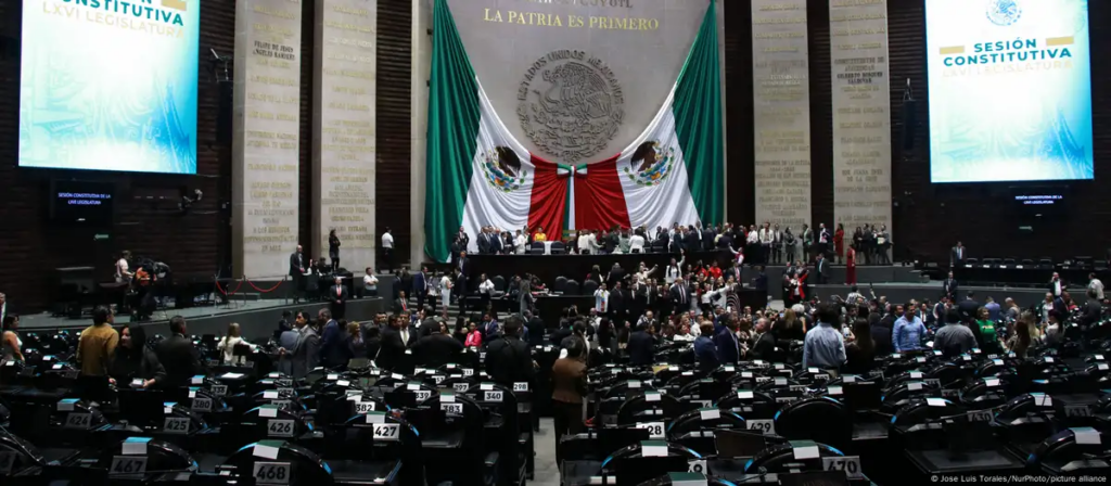 Diputados de México eliminan siete órganos reguladores