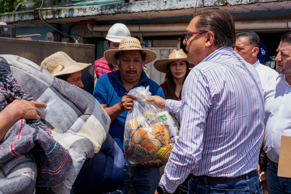 Alcalde de Toluca recorre La Constitución Totoltepec tras afectaciones por desbordamiento de canal