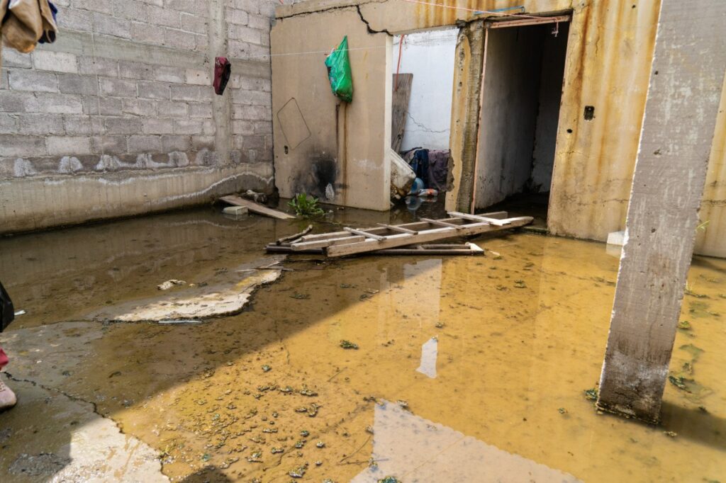 Entregan autoridades equipos de bombeo «chafa» para desalojar agua por inundaciones en Chalco