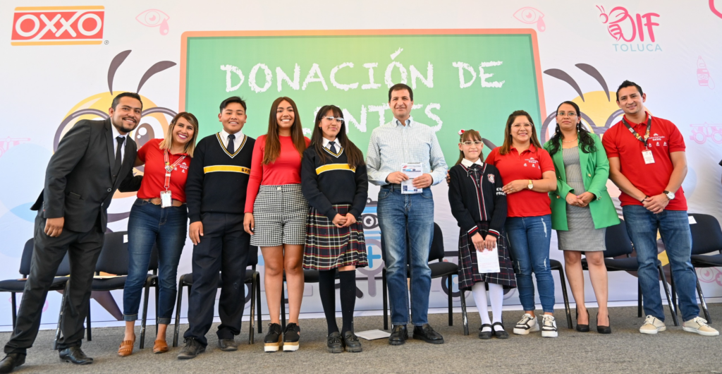DIF Toluca y OXXO benefician con lentes a 500 estudiantes de Tlachaloya
